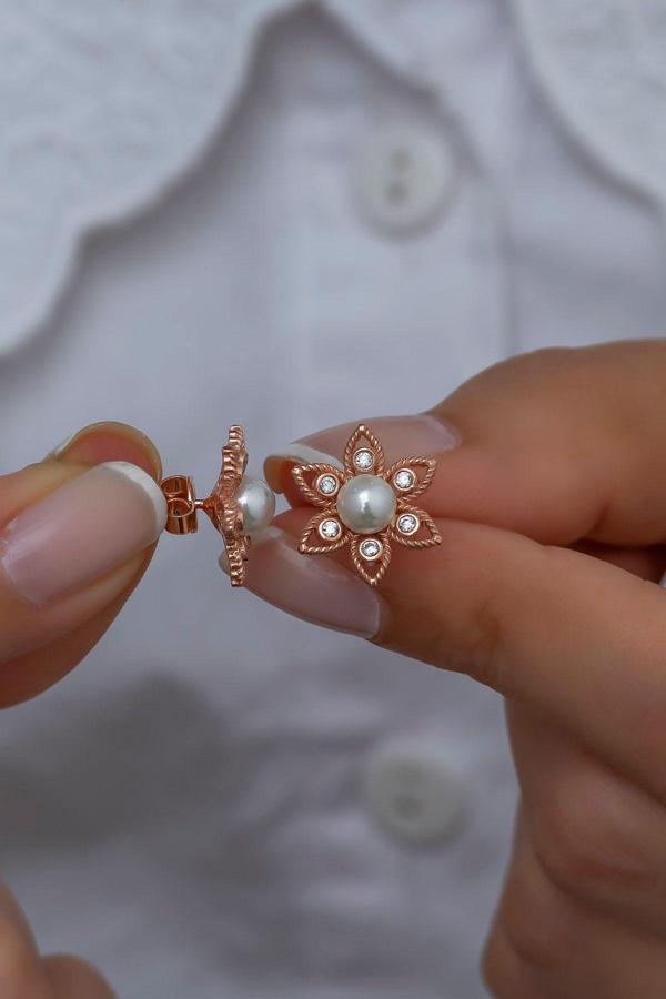 925 Ayar Gümüş İncili Çiçek Model Küpe - Image 1