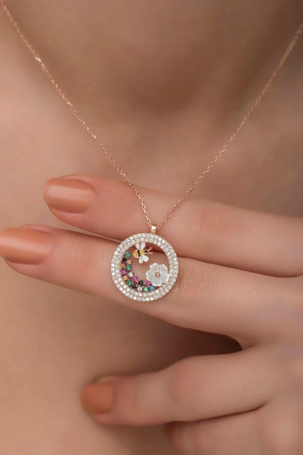 925 Ayar Gümüş Manolya Çiçeği Detaylı Renkli Taşlı Arı Kolye - Image 1