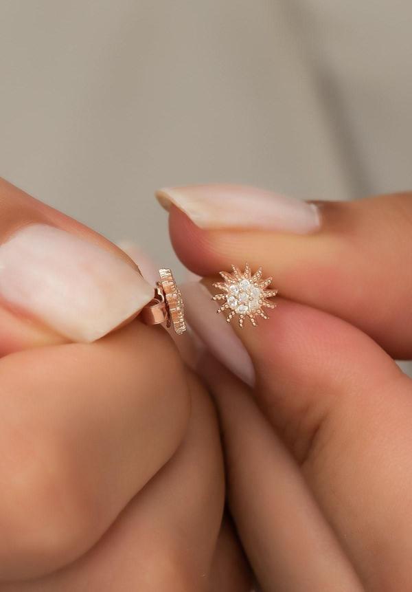 925 Ayar Gümüş Minik Rose Zirkon Taşlı Güneş Küpe - Image 1