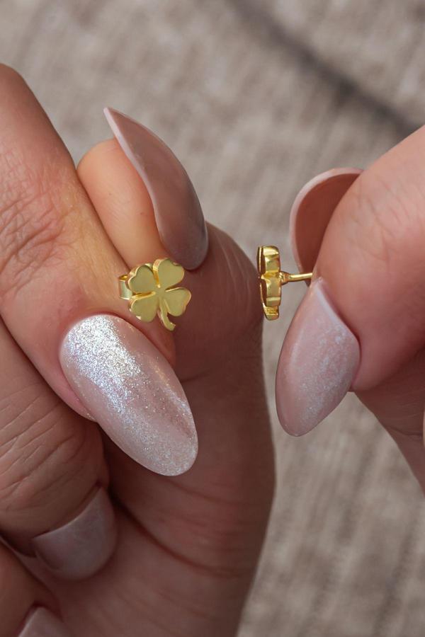 925 Ayar Gümüş Minimal Gold Kaplama Yonca Küpe - Image 1