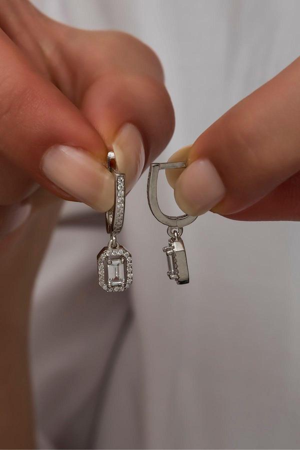925 Ayar Gümüş Rodyum Kaplama Baget Taşlı Tektaş Küpe - Image 1