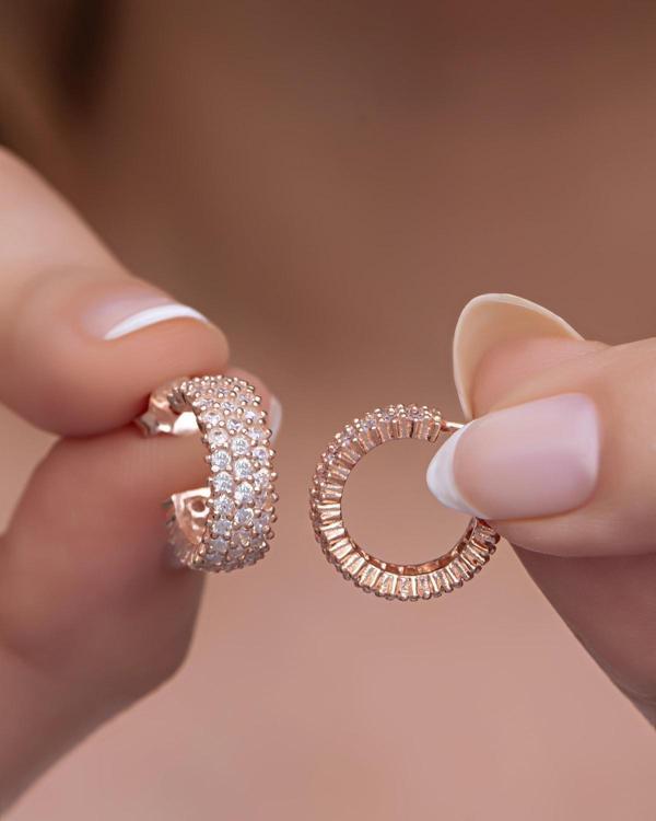 925 Ayar Gümüş Rose 3 Sıra Beyaz Taşlı Yarım Tur Küpe - Image 1