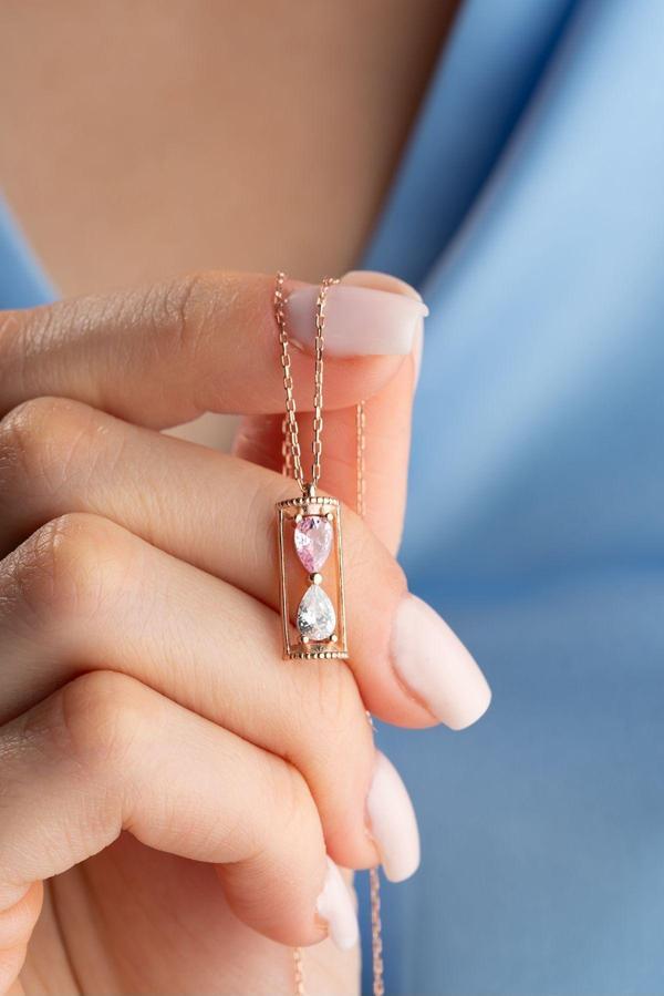 925 Ayar Gümüş Rose Kaplama Pembe Taşlı Kum Saati Kolye - Image 1