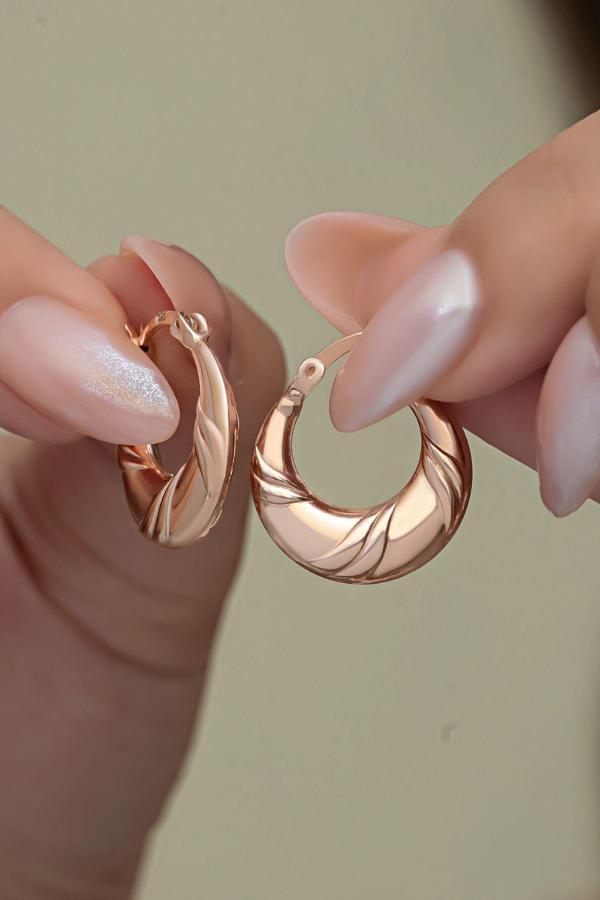 925 Ayar Gümüş Rose Kaplama Taşsız Çizgili Şarnel Küpe - Image 1