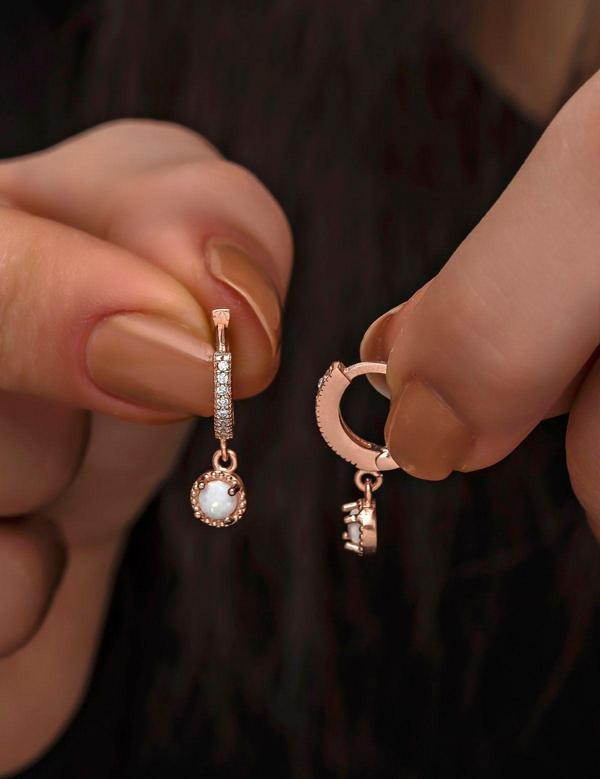 925 Ayar Gümüş Rose Sallantılı Beyaz Opal Tektaş Küpe - Image 1
