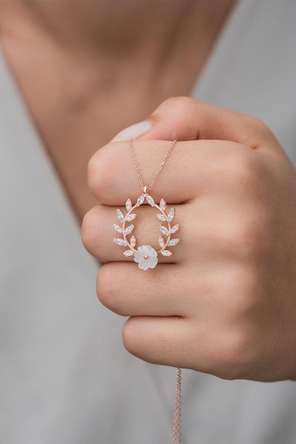 925 Ayar Gümüş Sarmaşık Manolya Çiçeği Kolye - Image 1