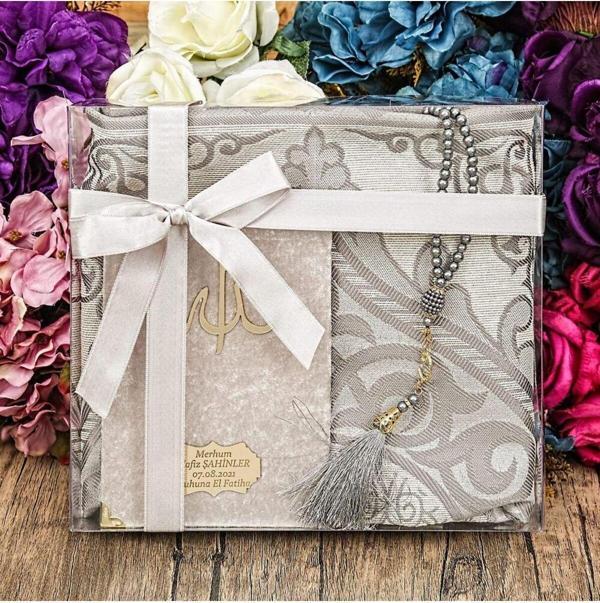 İkranur Hediyelik Seccade, Kadife Yasin (İsme Özel), Inci Tesbih, Asetat Kutulu (26 x 23) Islami Hediye Seti-G - Image 1