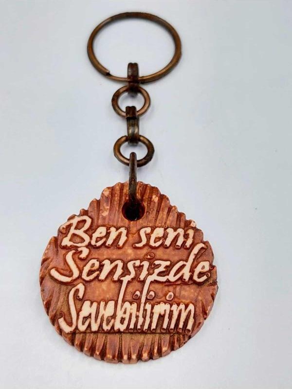 AHŞAP GÖRÜNÜMLÜ BEN SENİ SENSİZDE SEVEBİLİRİM YAZILI ANAHTARLIK - Image 1
