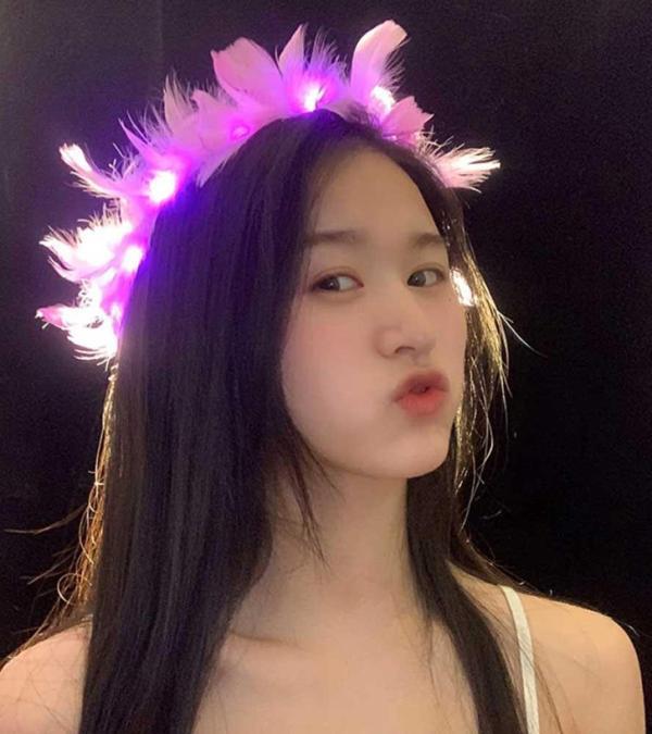 Led Işıklı Rengarenk Yanan 3 Fonksiyonlu Otrişli Parti Tacı Pembe Renk 12x12 cm - Image 1