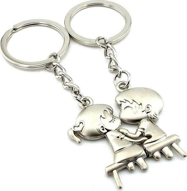 Bankta Oturan Kız Erkek Çocuk Ikili Metal Anahtarlık Seti Kc969 - Image 1
