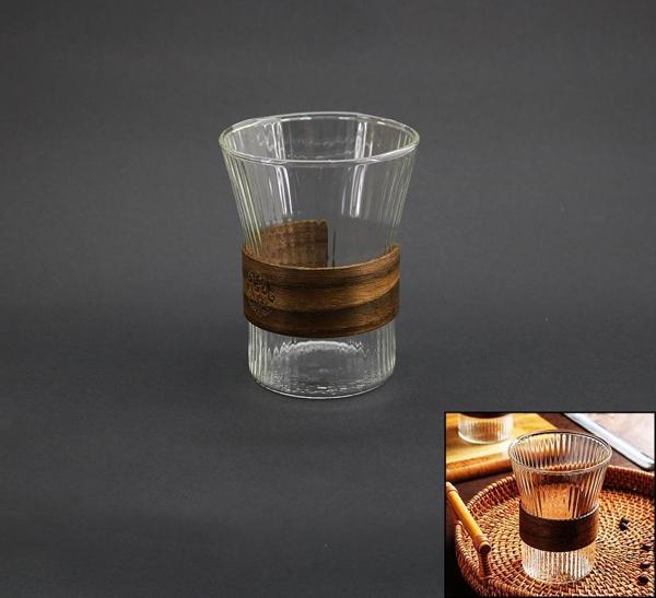 AHŞAP TUTACAKLI ÇİZGİLİ CAM BARDAK 330ML  - Image 1