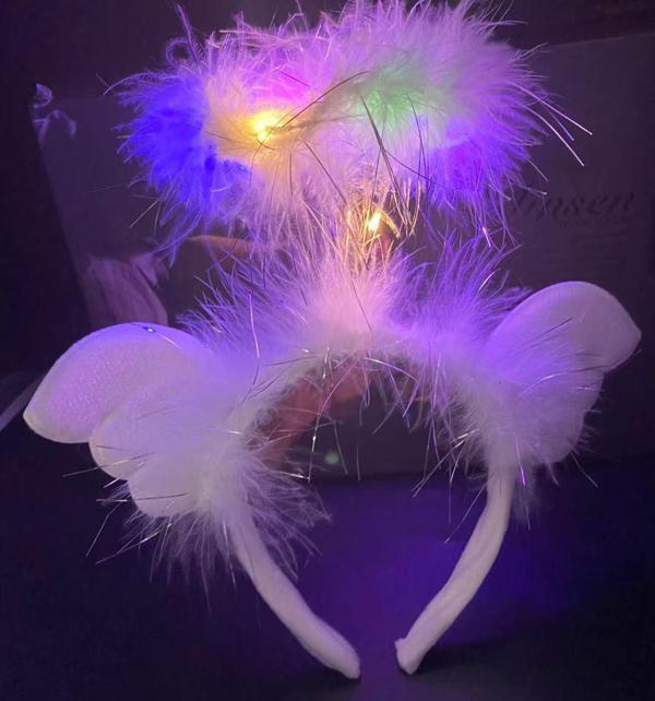 Beyaz Kanatlı Beyaz Tüylü Led Işıklı 3 Fonksiyonlu Melek Hare Taç 20x25 cm  - Image 1