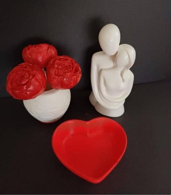 Sevgililer Günü Özel Hediye Seti Sarılan Çift Kalp Sunumluk Tabak Şakayık Gül Dolu Saksı Hediyelik Renk Beyaz - Image 1