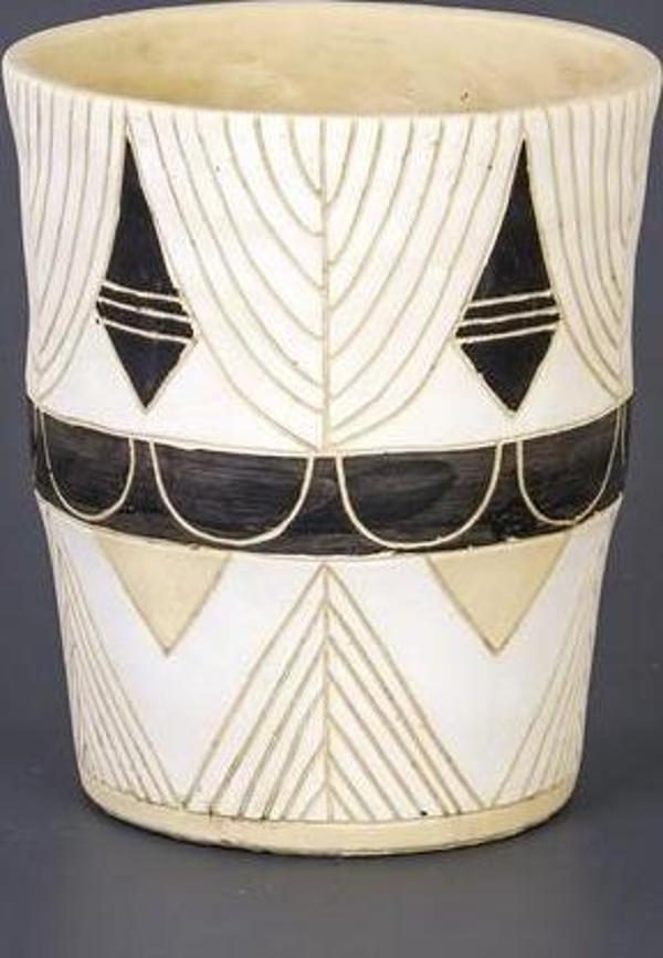 Euro Flora Yuvarlak Beton Saksı Beyaz 19X24.5 cm  - Image 1