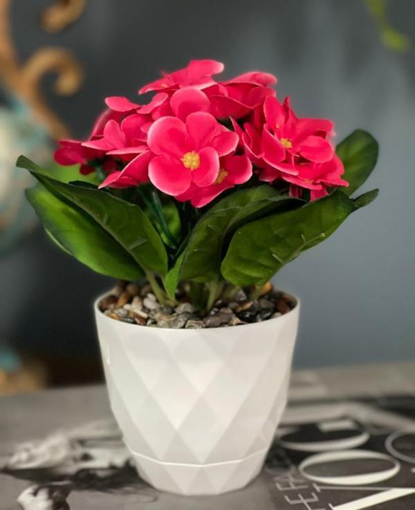 Netten Evime Yapay Çiçek Beyaz Saksıda Kadife Menekşe Gerçekçi Doku Çakıl Taşlı FUŞYA - Image 1