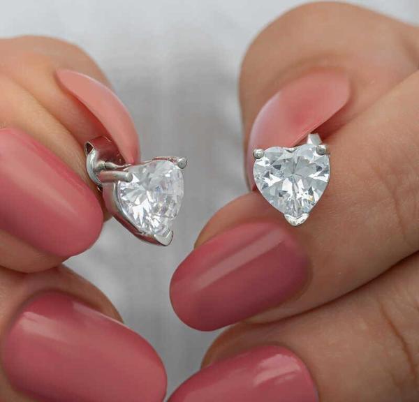 Gümüş Beyaz Kalpli Çivili Kadın Küpe - Image 1