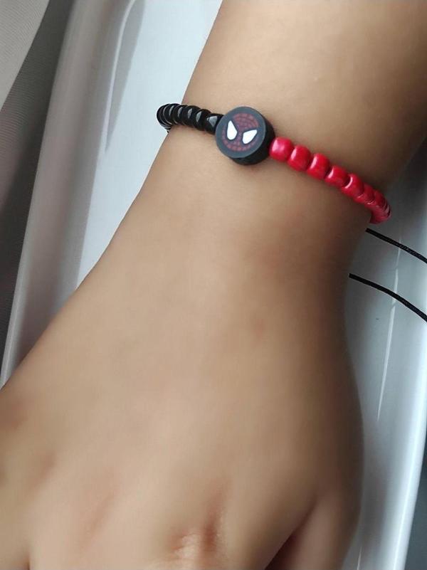 Amabel Jewelerys Spiderman Figürlü Kırmızı-Siyah Kum Boncuk Çocuk Bileklik - Image 1
