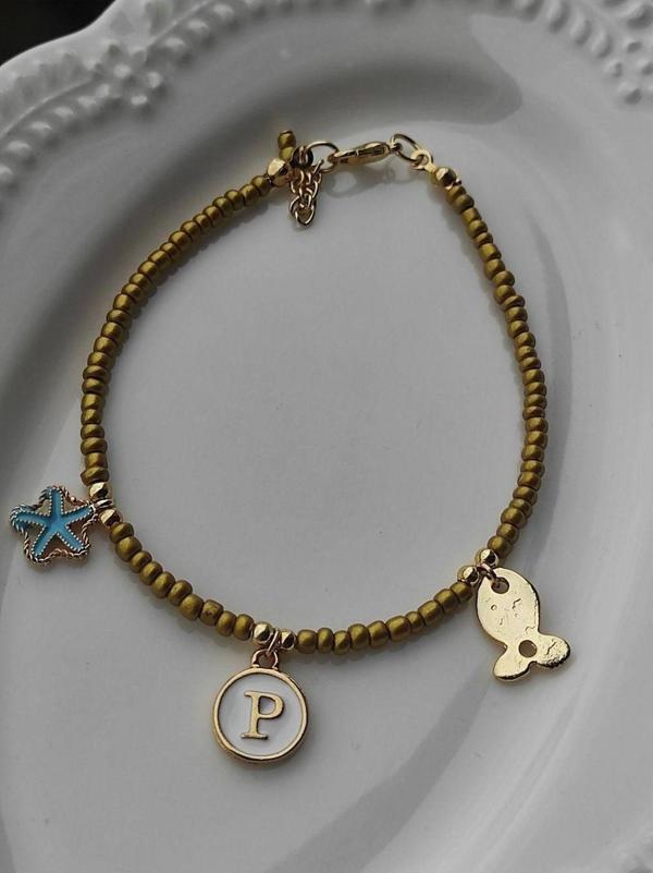 Amabel Jewelerys Deniz Yıldızı ve Balık, Harf Detaylı Kum Boncuk Halhal - Image 1