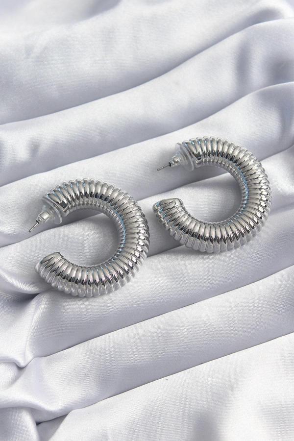 Pirinç Gümüş Renk İşleme Halka Model Kadın Küpe - TJ-BKP8243 - Image 1