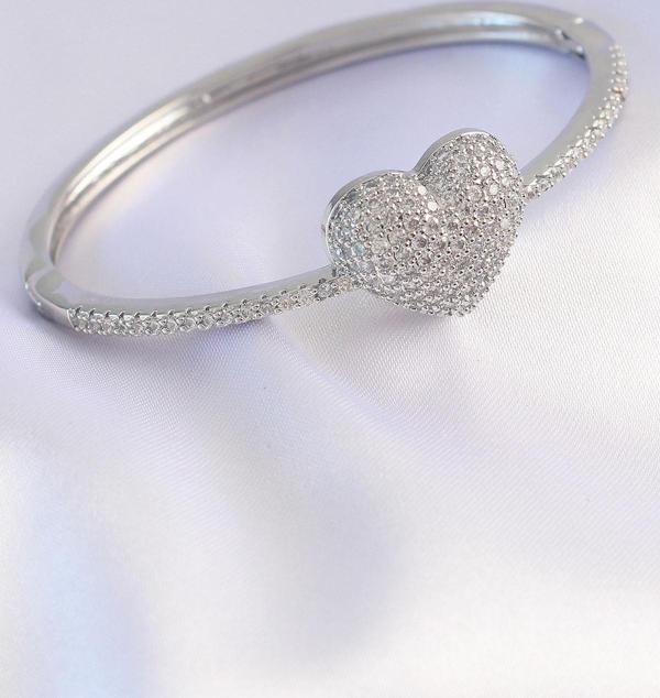 Vip Seri Pirinç Zirkon Taşlı Gümüş Renk Kalp Model Kelepçe - EBJ240608W24802 - Image 1