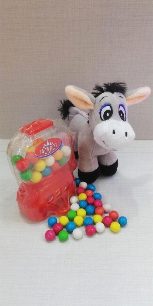 Şeker Adası 2 Si 1 Arada / Sevimli Arkadaşım Eşek Sıpası 15 Cm Ve Kırmızı Jackpot Sakız Makinesi - Image 1