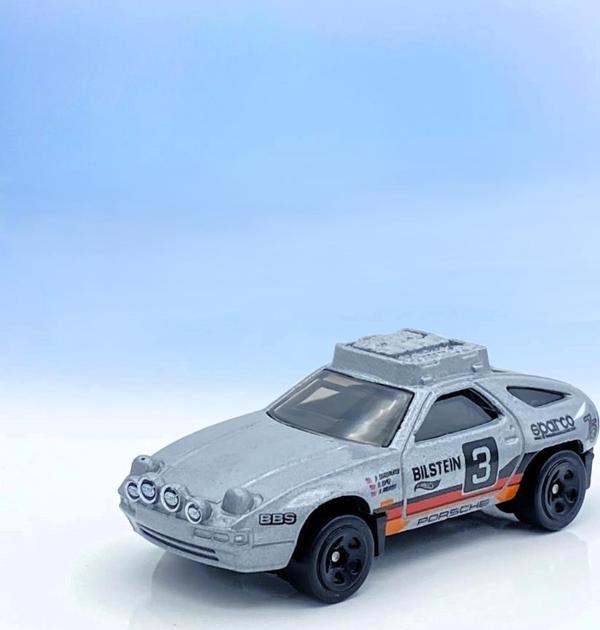 Hot Wheels Tekli Arabalar PORSCHE 928S SAFARI HKG46 - Image 1