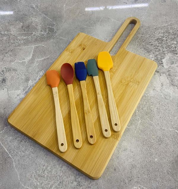 Bambu Kes Hazırla Set Kulplu Kesme Tahtası ve Renkli Silikon Spatula Seti - Image 1