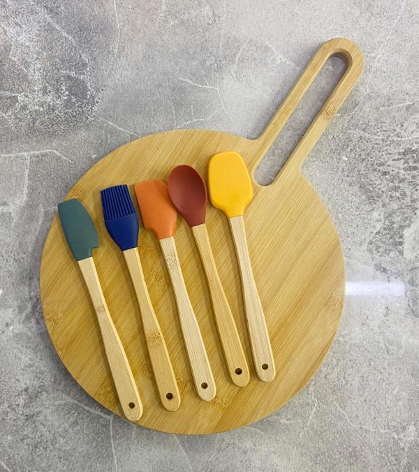 Bambu Kes Hazırla Set Kulplu Yuvarlak Kesme Tahtası ve Renkli Silikon Spatula Seti - Image 1