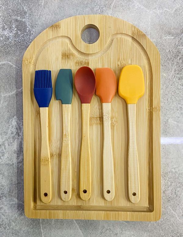 Bambu Kes Hazırla Set Oval Kesme Tahtası ve Renkli Silikon Spatula Seti - Image 1