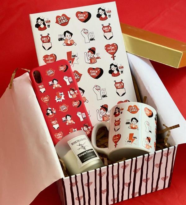  Iphone Telefon Kılıflı Girl Gang Tasarımlı Kadınlara Özel Hediye Seti - Image 1