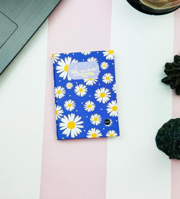 Follow Your Dreams Papatya Tasarımlı Sert Kapaklı Mini Defter - Image 1