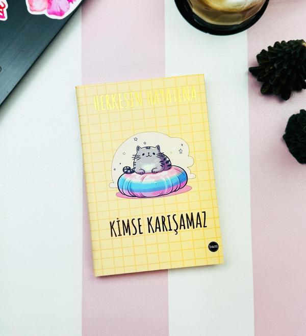 Herkesin Hayatına Kimse Karışamaz Tasarımlı Lastikli Defter - Image 1