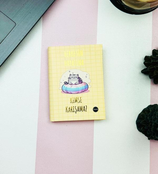 Herkesin Hayatına Kimse Karışamaz Tasarımlı Sert Kapaklı Mini Defter - Image 1