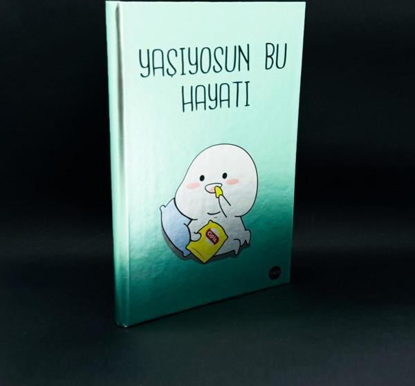 Metal Kapaklı Yaşıyosun Bu Hayatı Tasarımlı Lastikli Defter - Image 1