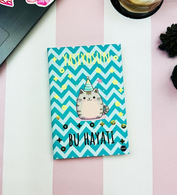 Yaşıyosun Bu Hayatı V2 Tasarımlı Lastikli Defter - Image 1