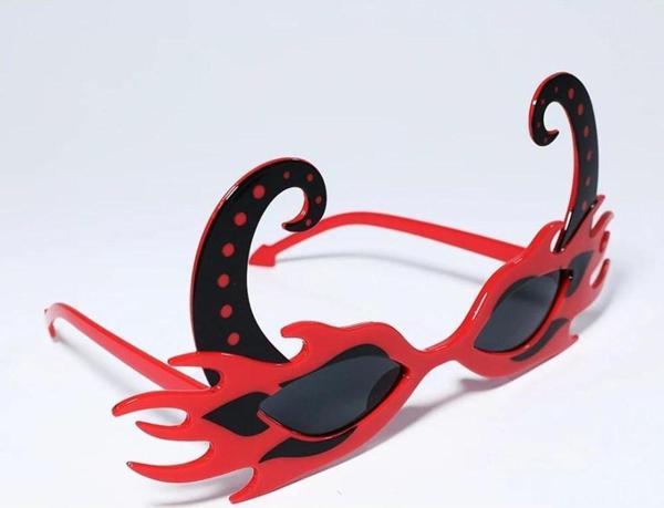 Siyah Boynuzlu Kırmızı Renk Alevli Parti Gözlüğü 21x10 cm - Image 1