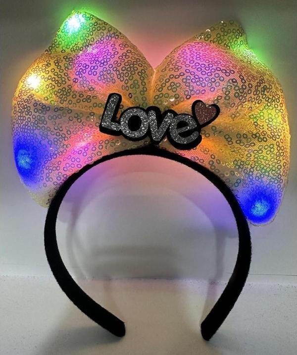 Led Işıklı 3 Farklı Fonksiyonda Yanan Gümüş Love Yazılı Sarı Fiyonk Taç 20X17 cm - Image 1