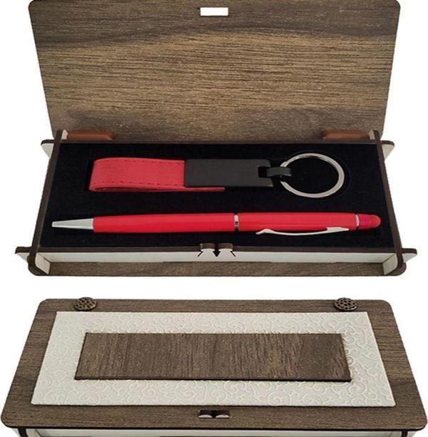 Ahşap Kutulu Kırmızı Anahtarlık ve Kalem Set - Image 1