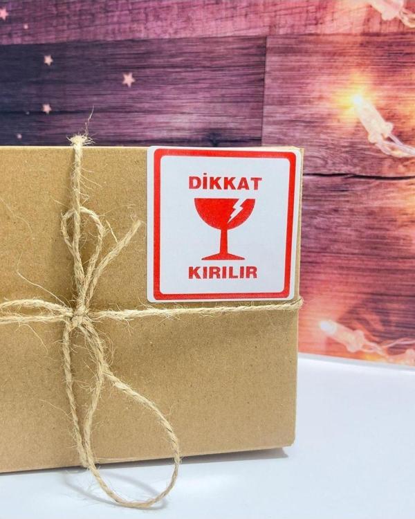 Butiksosyetik Dikkat Kırılır Uyarı Etiket Kırmızı Çerçeveli 6 x 6 cm 100 Adet Rulo Etiket - Image 1