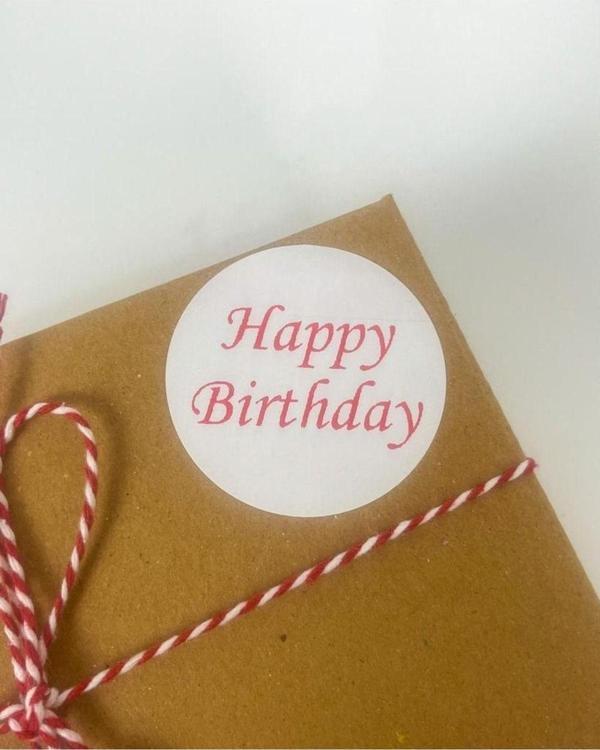 Butiksosyetik Happy Birthday Kırmızı Ince El Yazılı 5 cm Yuvarlak Yapışkanlı Etiket 100 Adet - Image 1