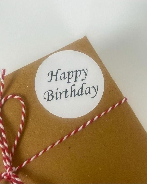 Butiksosyetik Happy Birthday Siyah El Yazılı 5 cm Yuvarlak Yapışkanlı Etiket 100 Adet - Image 1