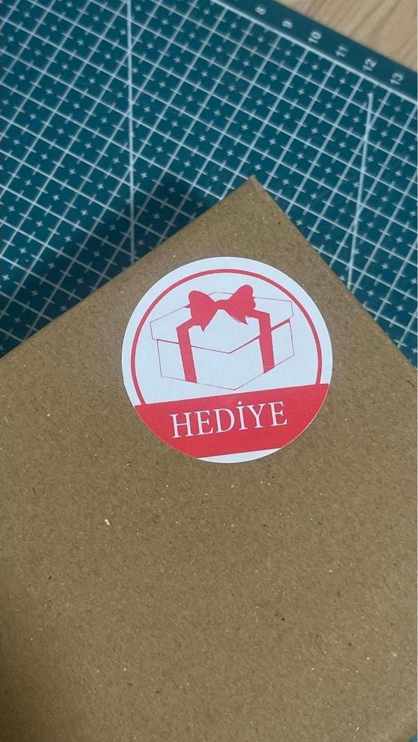 Butiksosyetik Hediye Kırmızı Yazılı Yuvarlak Yapışkanlı Etiket 5 x 5 cm 100 Adet - Image 1