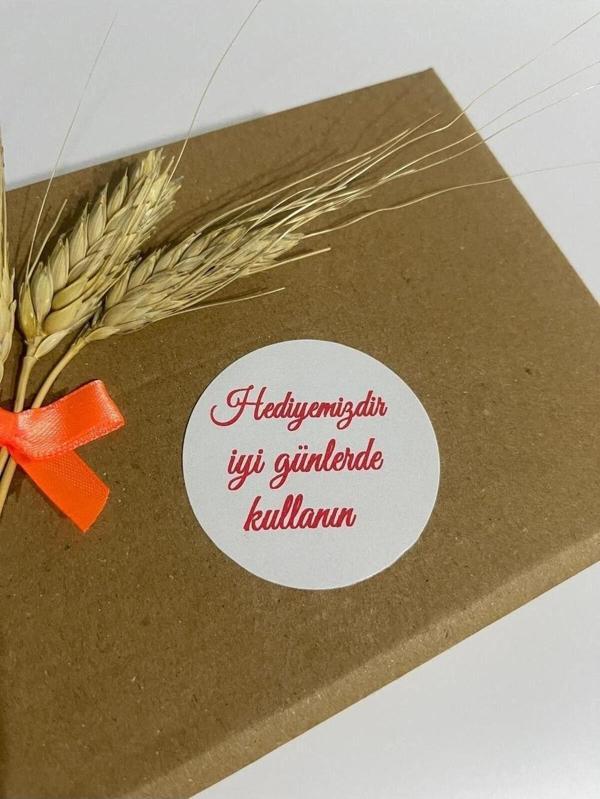 Butiksosyetik Hediyemizdir İyi Günlerde Kullanın Kırmızı Yazılı Yuvarlak Yapışkanlı Etiket 4 x 4 cm 120 Adet - Image 1