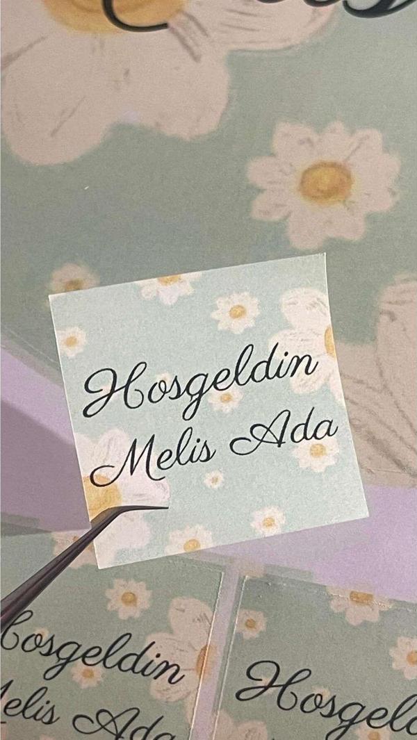 Butiksosyetik Hoşgeldin Yazılı Papatyalı Yenidoğan Çikolata Etiketi 4 x 4 cm 108 Adet - Image 1
