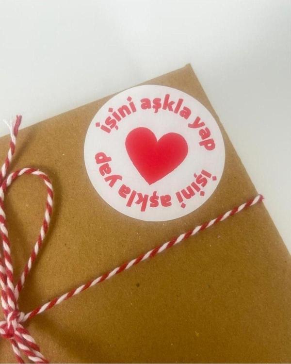 Butiksosyetik Işini Aşkla Yap Yuvarlak Kalpli Kırmızı 4 cm Yapışkanlı Sticker 100 Adet - Image 1