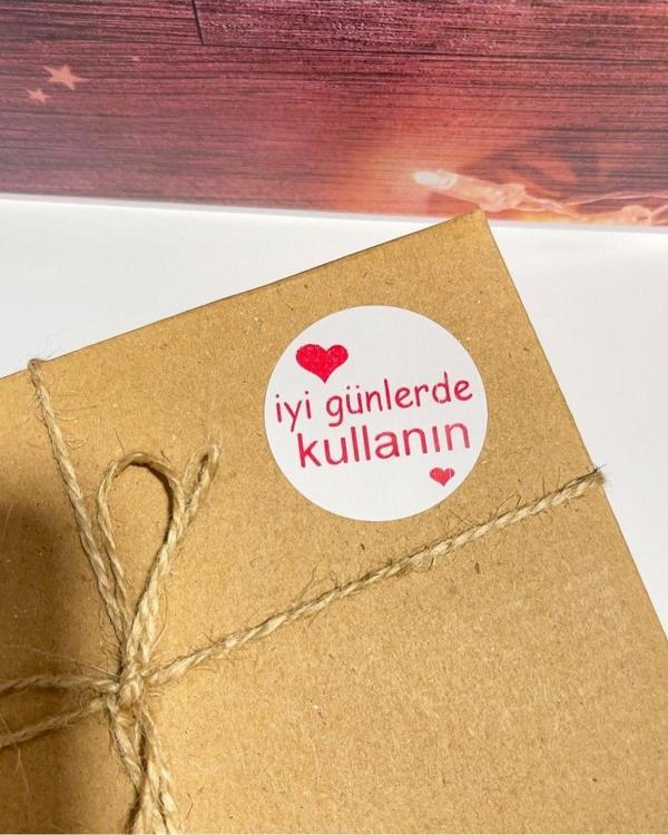 Butiksosyetik İyi Günlerde Kullanın Kalpli Kırmızı Yazılı 4 x 4 cm Yuvarlak Yapışkanlı Etiket 120 Adet - Image 1