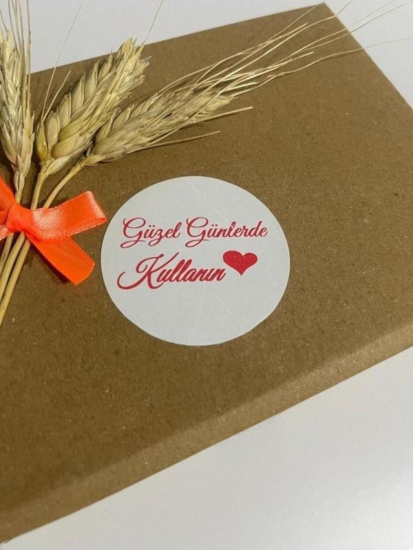 Butiksosyetik İyi Günlerde Kullanın Kırmızı El Yazılı Kalpli Yuvarlak Yapışkanlı Etiket 5 x 5 cm 100 Adet - Image 1