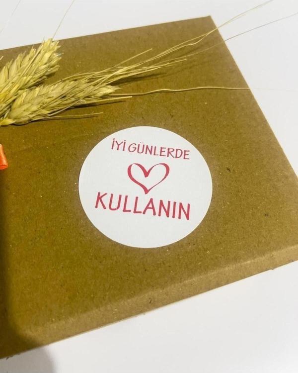 Butiksosyetik İyi Günlerde Kullanın Kırmızı Yazılı Ortası Kalpli Yuvarlak Yapışkanlı Etiket 5 x 5 cm 100 Adet - Image 1