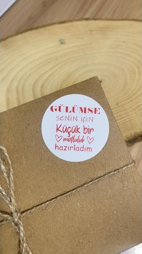 Butiksosyetik Gülümse Kırmızı Yazılı Yuvarlak Yapışkanlı Etiket 4 x 4 cm 120 Adet - Image 1