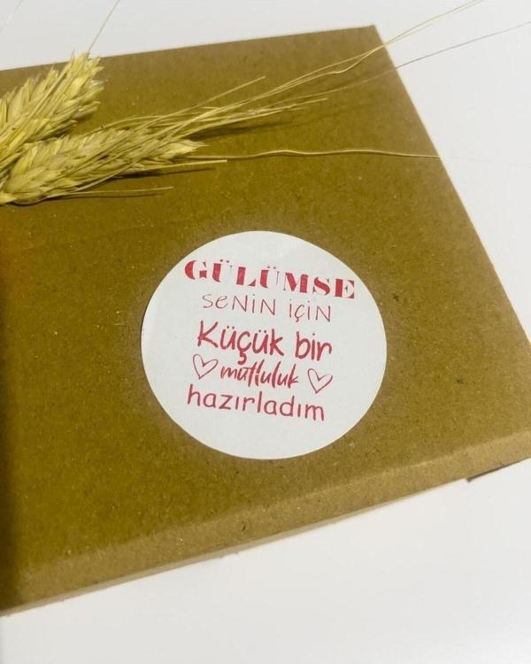 Butiksosyetik Gülümse Senin İçin Küçük Bir Mutluluk Hazırladım Kalpli Yuvarlak Yapışkanlı Etiket 5 x 5 cm 100 Adet - Image 1